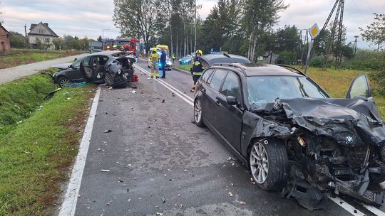 Groźny wypadek na DW982 w Borkach. Dwie osoby trafiły do szpitala