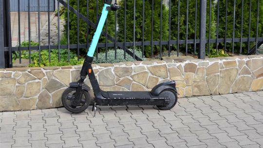 Groźny wypadek nastolatek na hulajnodze w Nowym Sączu. Policja apeluje o rozsądek