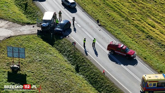 Groźny wypadek przed Brzeskiem. 4 osoby w szpitalu Groźny wypadek przed Brzeskiem. 4 osoby w szpitalu