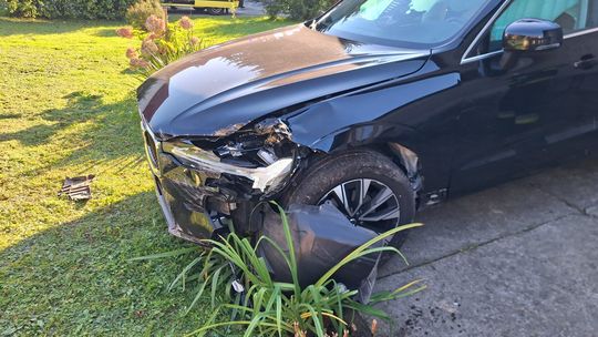 Groźny wypadek w Kąśnej Dolnej. Samochód osobowy uderzył w budynek mieszkalny. Dwie kobiety w szpitalu