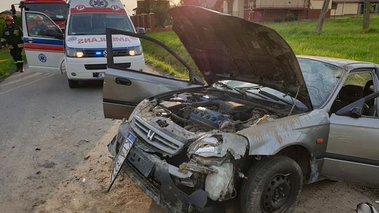 Groźny wypadek w Szerzynach. Po dachowaniu samochodu poszkodowany mężczyzna trafił do szpitala