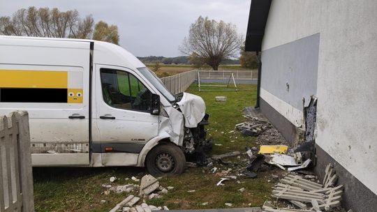 Groźny wypadek w Zabrniu! Bus wjechał w remizę strażacką. Kierowca trafił do szpitala