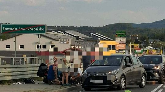 Groźny wypadek w Zakliczynie. Motocykl zderzył się z Toyotą tuż przy moście na Dunajcu