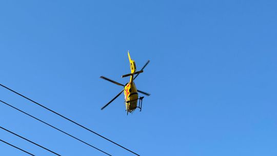 Groźny wypadek z ciągnikiem rolniczym w Przydonicy. 55-latek trafił śmigłowcem LPR do Krakowa