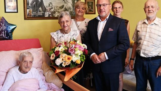 Helena Mach ukończyła 101 lat. Mieszkanka Jadownik otrzymała prezenty i kwiaty