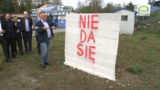 Henryk Łabędź zburzył mur z napisem "NIE DA SIĘ"