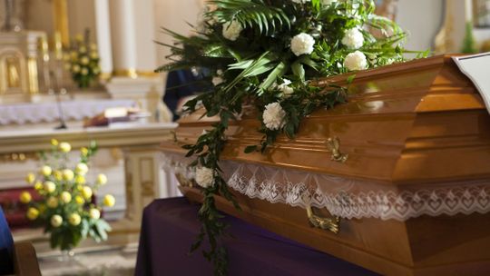Ile kosztuje pogrzeb i czy zasiłek z ZUS pokryje wydatki?