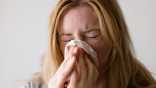 Infekcja górnych dróg oddechowych – jak skutecznie łagodzić jej objawy?
