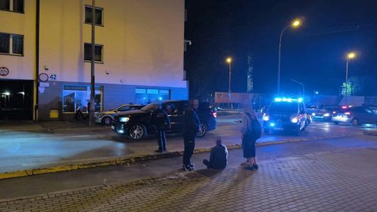 Interwencja służb na ul. Krakowskiej w Tarnowie. Mężczyzna trafił pod opiekę ratowników