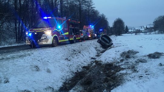 Iwkowa. Samochód wpadł do rowu, interweniowały służby