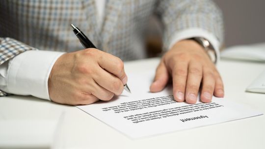 Jak przygotować poprawny wzór umowy kupna–sprzedaży samochodu?