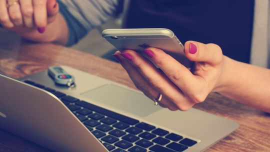 Jak zgrać zdjęcia z iPhone na komputer?