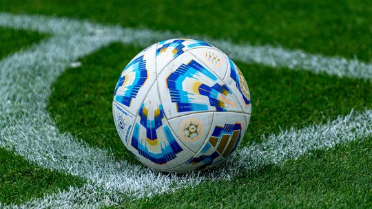 Jakie były dawne reguły futbolu i z jakiego powodu je zmodyfikowano?