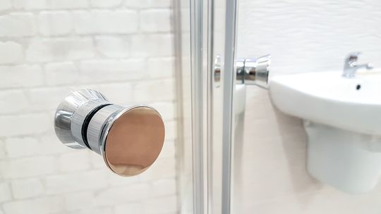 Jakie okucia do kabin prysznicowych?
