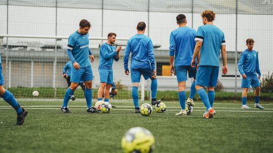 Jakie przewinienia w piłce nożnej skutkują żółtą kartką?