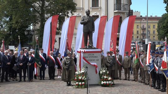 Jarosław Kaczyński w Tarnowie odsłaniał pomnik swojego brata, tragicznie zmarłego prezydenta RP