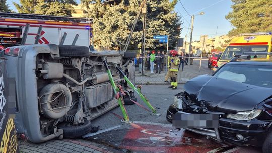 Jeden z samochodów na boku. Kobieta przewieziona do szpitala