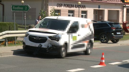 Jedna osoba trafiła do szpitala po zderzeniu dwóch pojazdów w Porębie Radlnej
