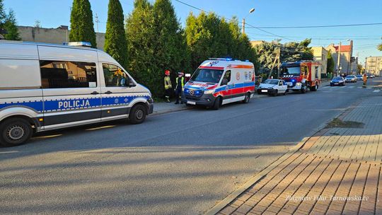 Jedna osoba trafiła do szpitala po zderzeniu samochodów w Tarnowie