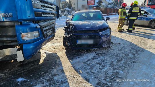 Jedna osoba w szpitalu po zderzeniu samochodu ciężarowego z osobowy w Woli Rzędzińskiej
