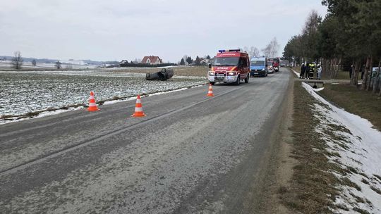 Jedna osoba została poszkodowana po dachowaniu osobówki w Kowalowej