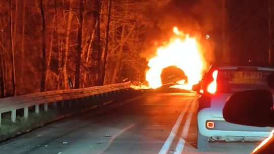 Jedna osoba została poszkodowana w pożarze samochodu na DW 980 pod Zakliczynem