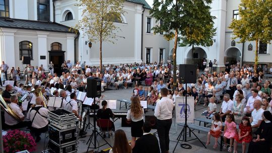 Jubileuszowe brzmienia na dziedzińcu w Tuchowie