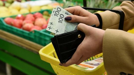 Już 60 proc. Polaków tnie wydatki na bieżących zakupach