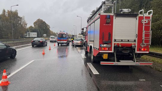 Karambol na Krakowskiej w Tarnowie. Zderzyło się tam pięć samochodów. Jedna osoba w szpitalu Karambol na Krakowskiej w Tarnowie. Zderzyło się tam pięć samochodów. Jedna osoba w szpitalu