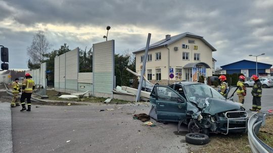 Karambol w Brzozówce pod Tarnowem. Kierujący suzuki zderzył się z innymi samochodami ale też uszkodził infrastrukturę drogową