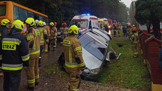 Karambol w Pogórskiej Woli, zderzyły się cztery pojazdy a dwie osoby są w szpitalu