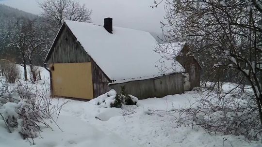 Karetka nie dojechała do pacjenta z powodu nieodśnieżonej drogi. Mimo reanimacji 56-latek zmarł