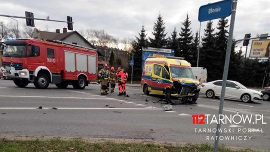 Karetka pogotowia zderzyła się z samochodem osobowym w Tarnowie