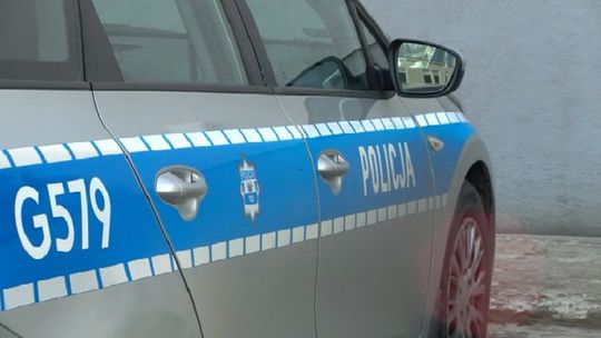 Kierowca BMW uderzył w zaparkowany samochód i uciekł. Komenda Powiatowa Policji w Brzesku poszukuje świadków kolizji