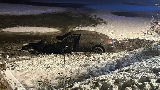 Kierowca porzucił porsche w stawie z błotem