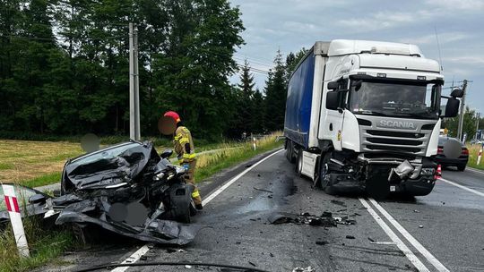 Kierująca bmw i jej pasażerka trafiły do szpitala po wypadku w Jurkowie