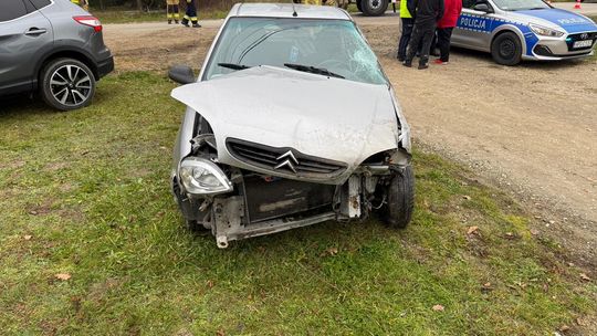 Kierująca citroenem wypadła z drogi w powicie dąbrowskim