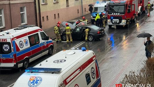 Kierująca clio poszkodowana w wypadku na Mickiewicza w Tarnowie. Sprawcą młody kierujący bmw