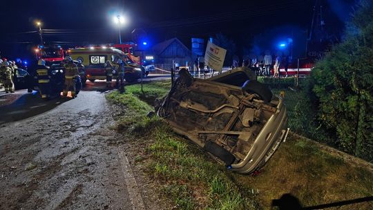 Kierująca peugotem sprawcą kolizji w Oleśnie, jej samochód dachował. Jedna osoba w szpitalu