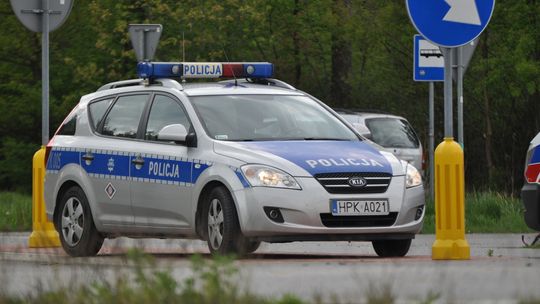 Kierujący bmw driftował na rondzie w Jurkowie. Został zatrzymany przez policję