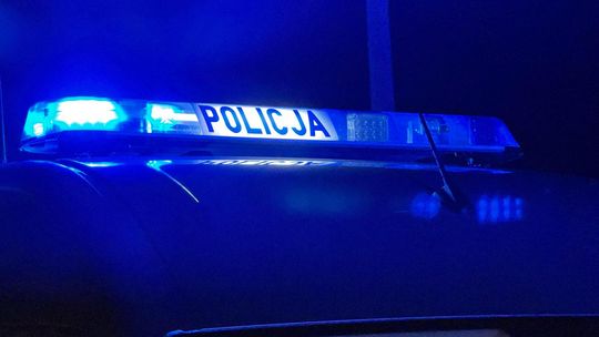 Kierujący crossem uciekał przed policją w powiecie dąbrowskim. Ostatecznie uderzył w nasyp ziemny!