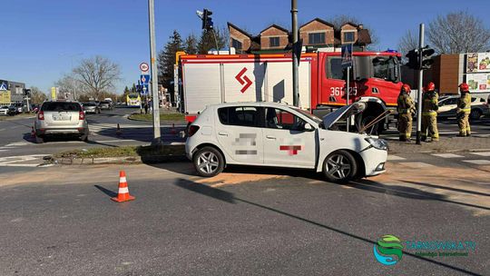 Kierujący mieli „zielone”. Zderzenie dwóch samochodów na Krakowskiej w Tarnowie Kierujący mieli „zielone”. Zderzenie dwóch samochodów na Krakowskiej w Tarnowie