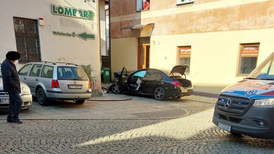 Kierujący samochodem osobowym uderzył w kamienicę w centrum Tarnowa