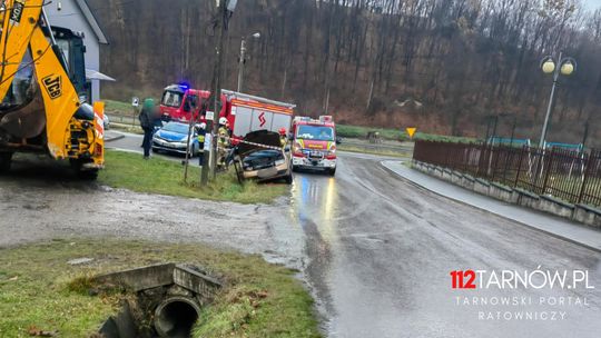 Kierujący skodą wpadł do rowu w Ryglicach, czy był pijany?