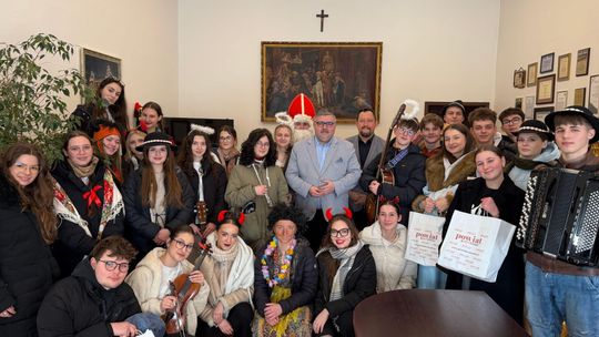Kolęda w Starostwie - młodzież z I LO w Bochni wsparła hospicjum