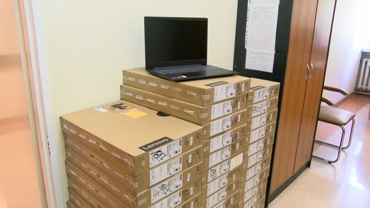 Kolejne laptopy trafią do uczniów z terenu gminy Żabno. Jeśli pandemia ustanie - będą służyły w szkołach