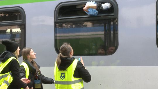 Kolejni uchodźcy z Ukrainy docierają do Tarnowa. Na dworcu mogą liczyć na nieocenioną pomoc wolontariuszy 