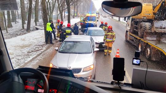 Kolizja z udziałem trzech samochodów osobowych w Mościcach. Jedna osoba została poszkodowana