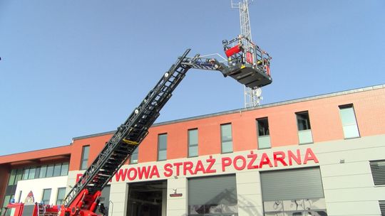Komenda PSP w Dąbrowie Tarnowskiej z nową drabiną pożarniczą. Sprzęt zastąpi stary podnośnik hydrauliczny