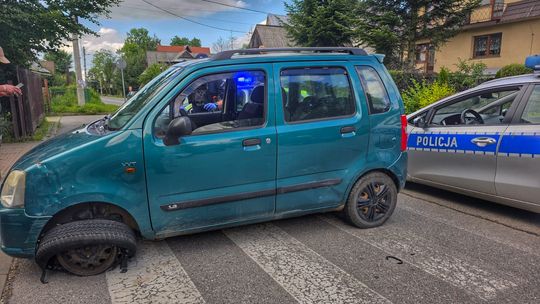 Kompletnie pijana para przyjechała samochodem z uszkodzonym kołem po alkohol